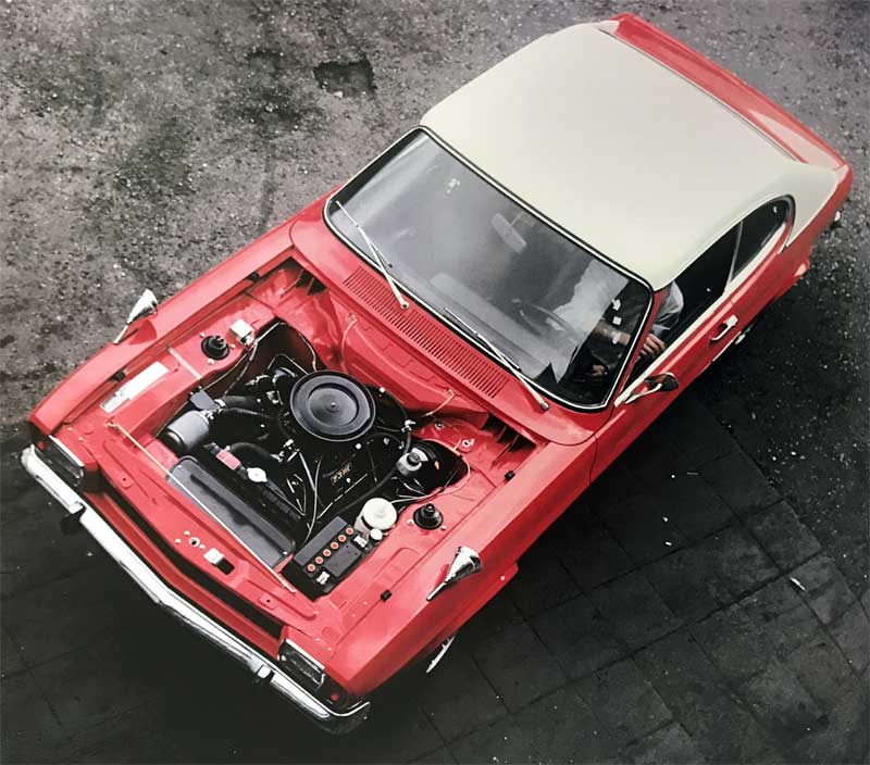 Ein aufgeräumter Capri-Motorraum nach der Aufwertung zum „Turbo May“.