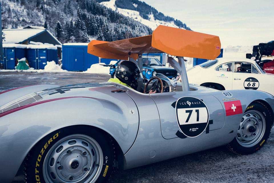Das ist der Porsche 550 Spyder, den Michael May aerodynamisch etwas "angepasst" hat. Das Fahrzeug ist das Original, der Flügel ein Nachbau in Zusammenarbeit mit Michael May, hier zu sehen beim GP Icerace.